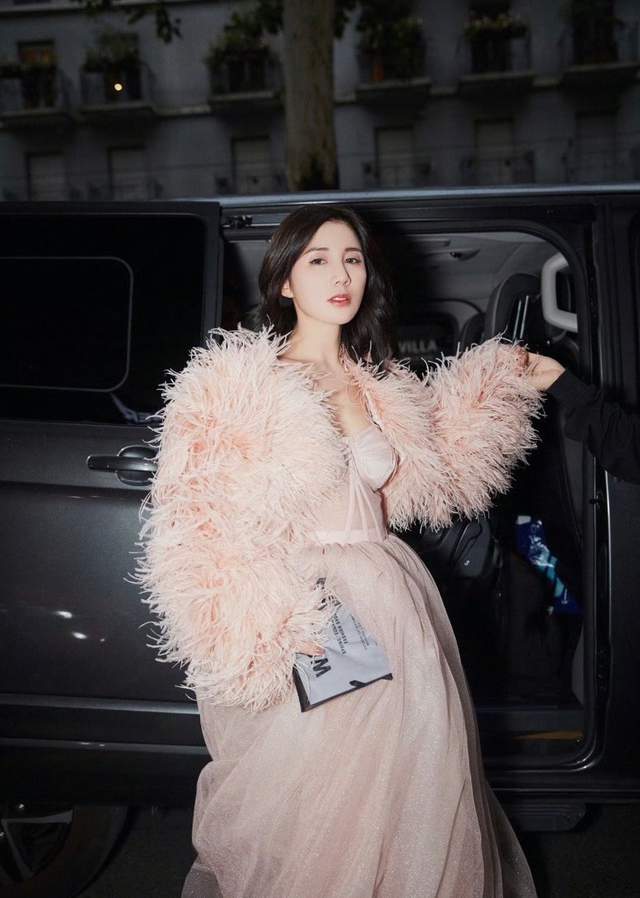 黄景瑜前妻被打脸，体面人设维持不住了：女人的体面，都是钱给的