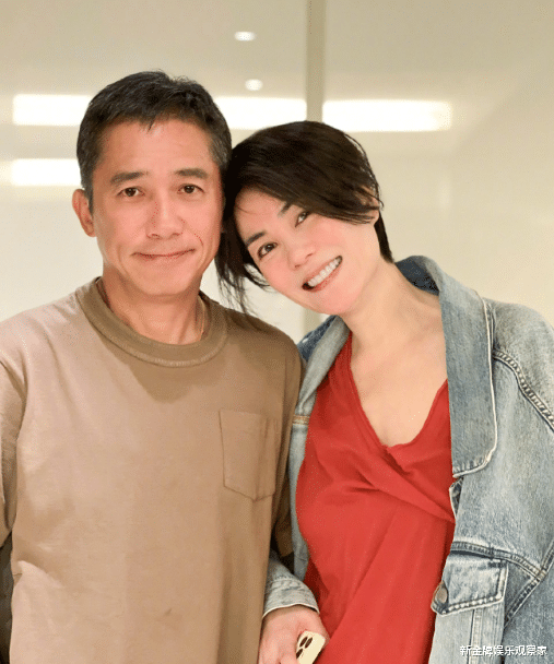 刘嘉玲晒王菲梁朝伟合照?不介意闺蜜靠老公肩膀,年过半百仍俏皮