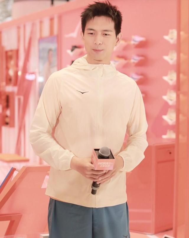 刘涛|李现国民度好扛打，首次线下未被品牌方重视？粉丝凌晨排队支持！