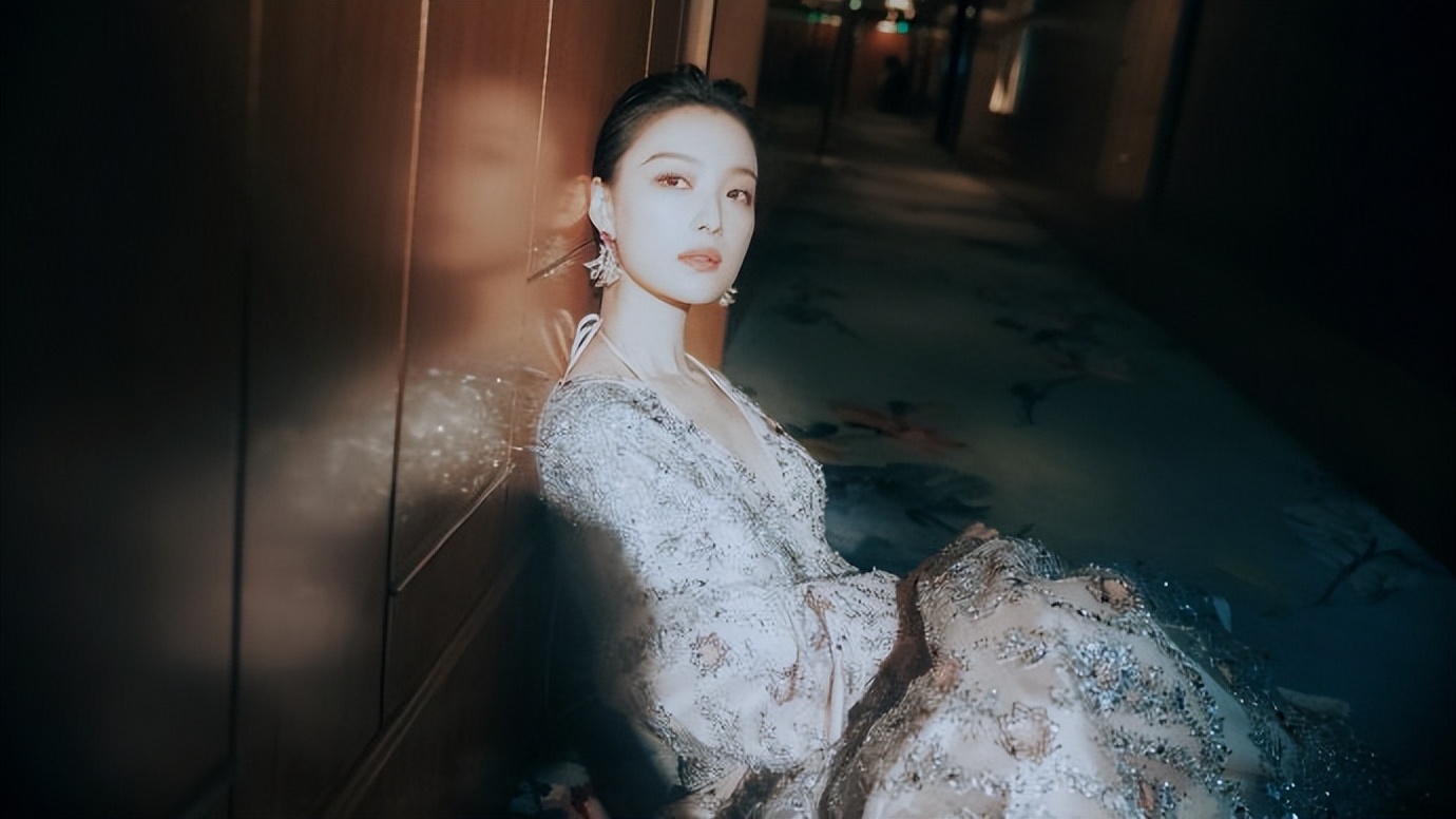 热巴一身战袍走红毯引热议！倪妮穿新中式亮相太惊艳，被大家夸超美