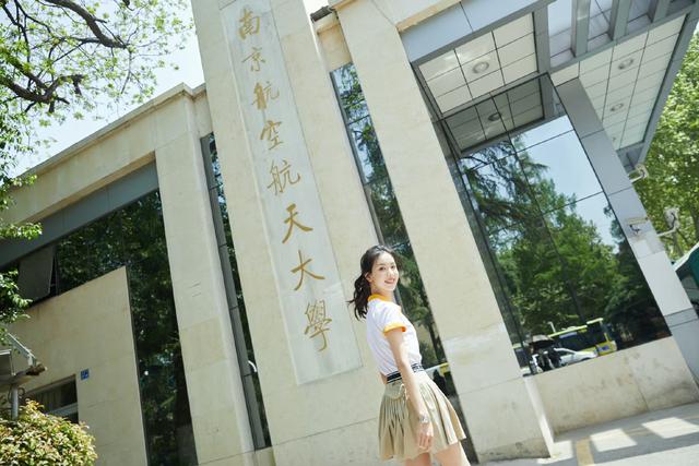 穿衣搭配|时隔七年,陈都灵再次回到校园,被大家感慨:她好像不会变老!