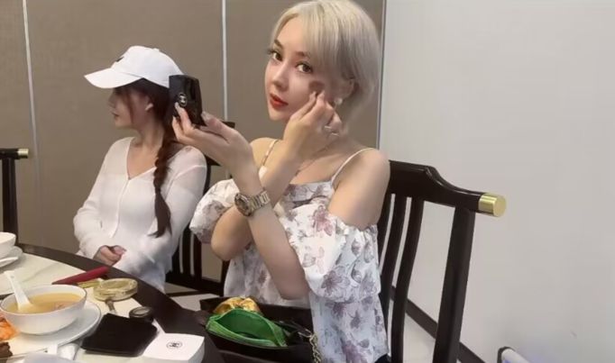 郭美美出狱后首次露面,现身高档场所做美容,染新发色依然漂亮