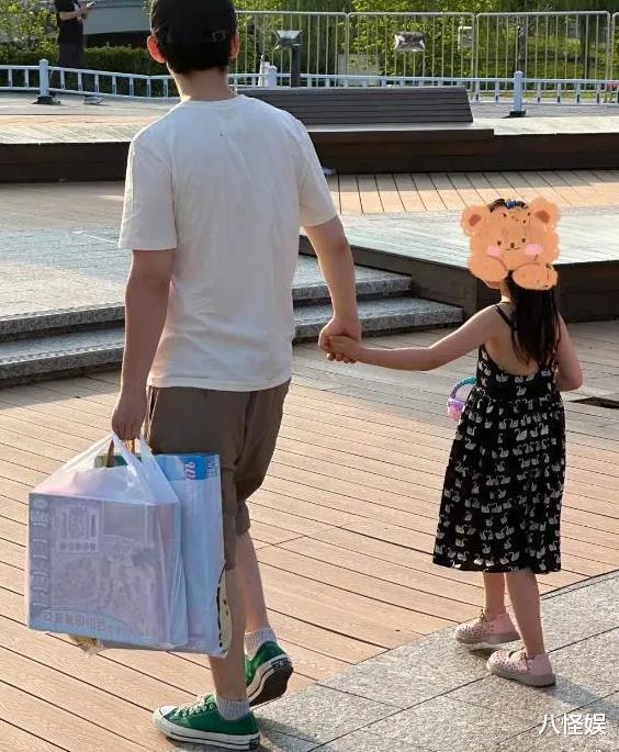 孙怡开百万跑车出街，董子健却是挤地铁出行，离婚后活得天差地别