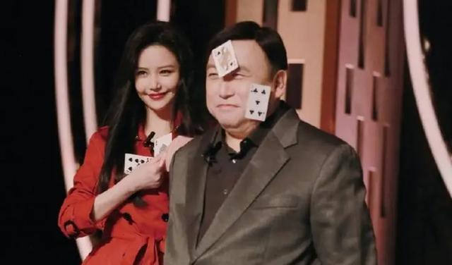 关秀媚|57岁关秀媚：放弃大导演王晶后，与小7岁男友同居17年未婚无子