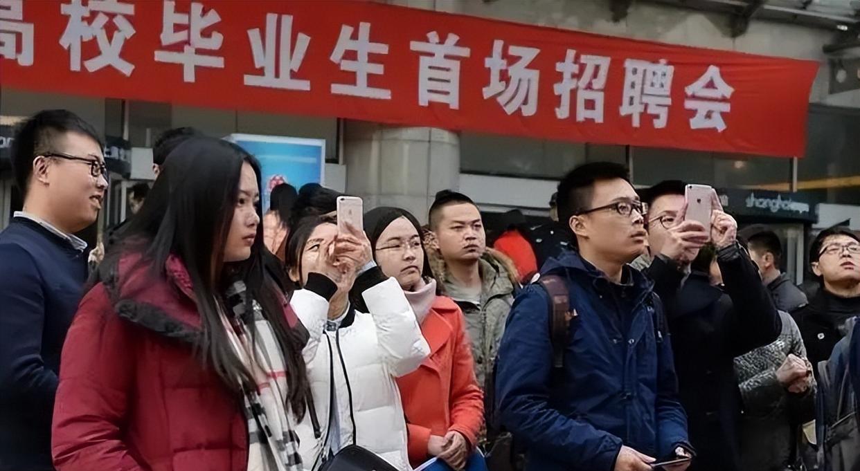 大学生|大学生成为廉价劳动力,为何大学生会沦落至此?老板揭开现实真相