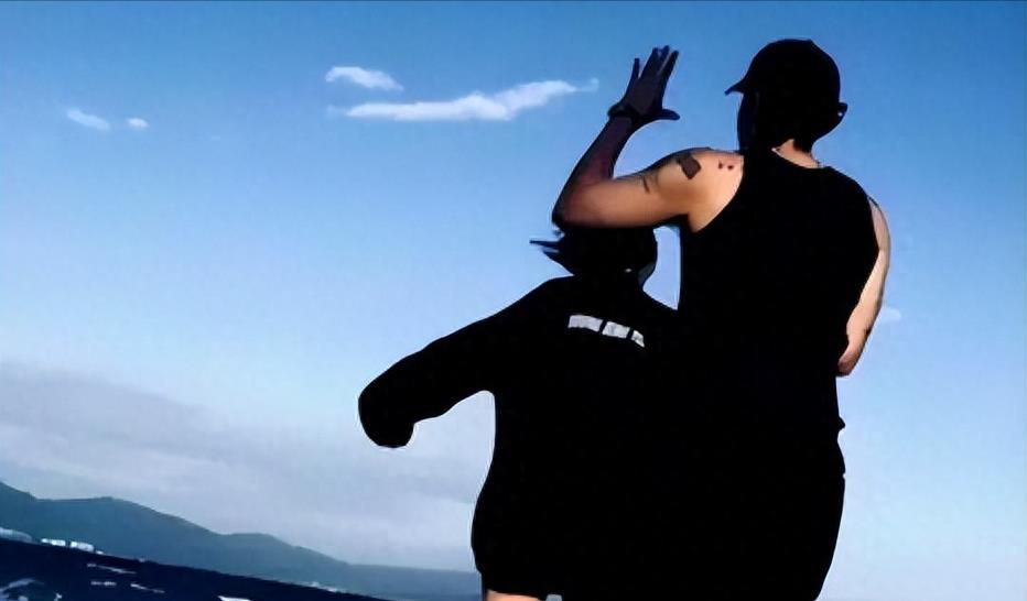 黄子韬的评论区已沦陷！一张照片彻底原形毕露，这一次终于藏不住了