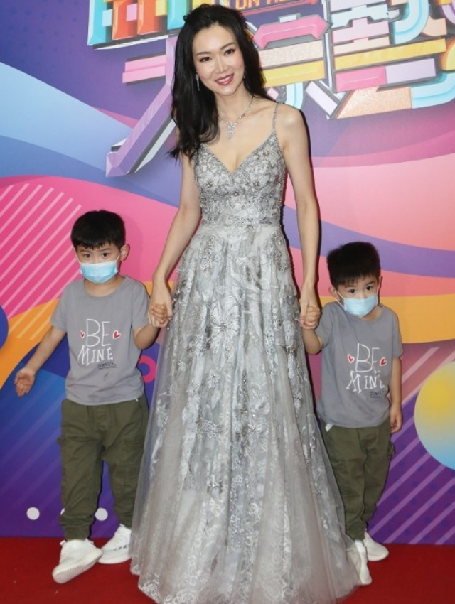 叶翠翠罕晒母子温馨照,仨子帅气似复制粘贴,嫁二婚商人身家2亿