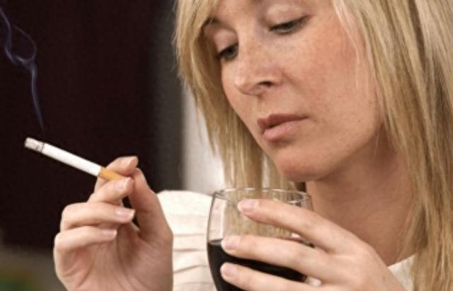 吃晚饭时,长期喝点“白酒”的人,最后身体都怎么样了?