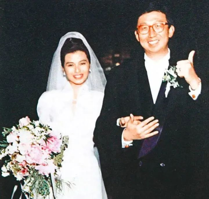 最美港姐近照曝光，惊呆网友：天啊！她怎么丑成这样了？