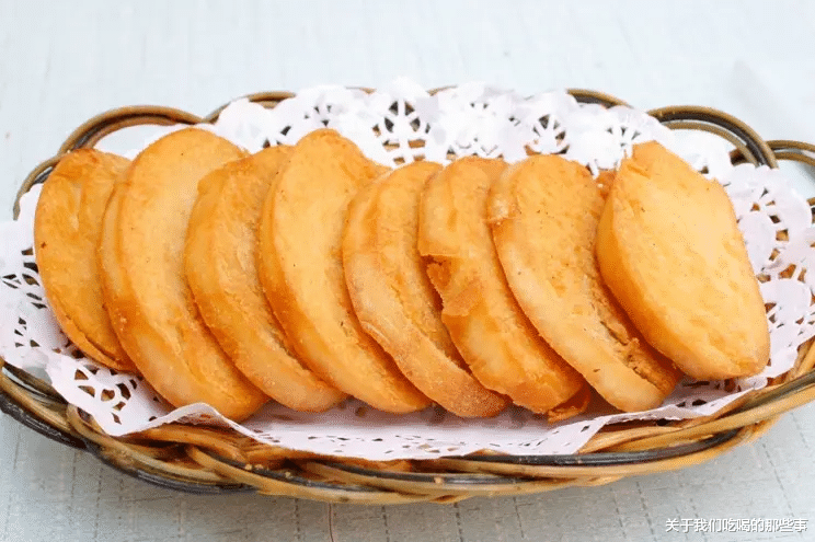 老照片|炸馒头片，不要裹蛋液，巧用一个料，馒头片更酥脆，吃着不油腻