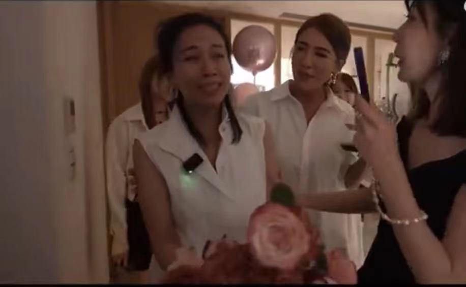 萧敬腾求婚现场视频曝光,亲切称呼林有慧为妈妈,单膝跪地深情告白