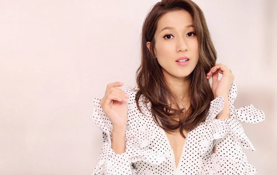 钟嘉欣晒度假照惹争议!与大13岁丈夫如父女,一家5口像祖孙三代