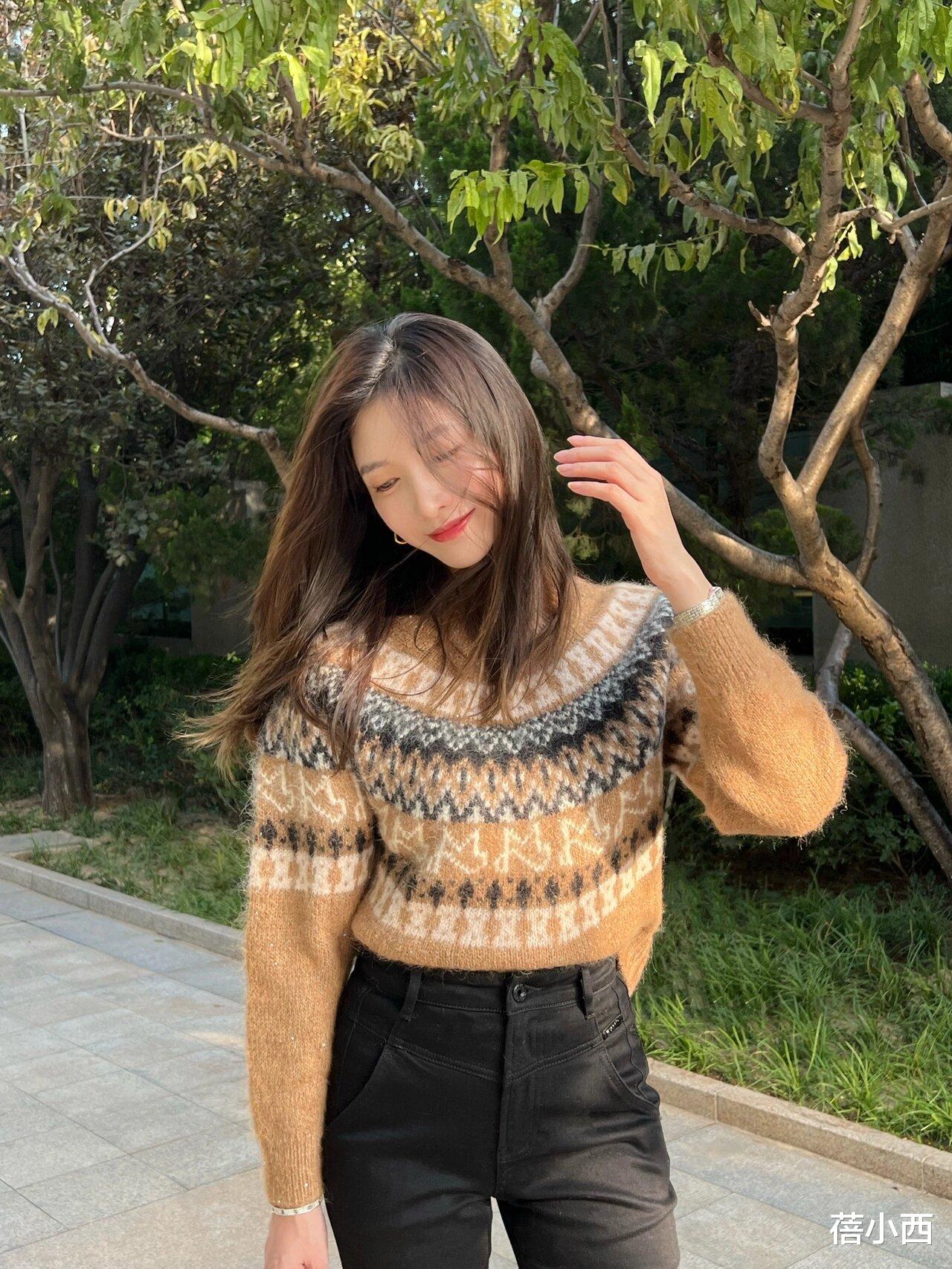 168“江疏影”又带火了极简穿搭:花毛衣+小黑裤,时髦高级又洋气