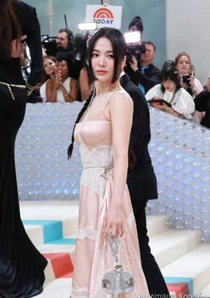 马伊琍 宋慧乔为《MetGalla》增色不少，以独特的发型吸引眼球