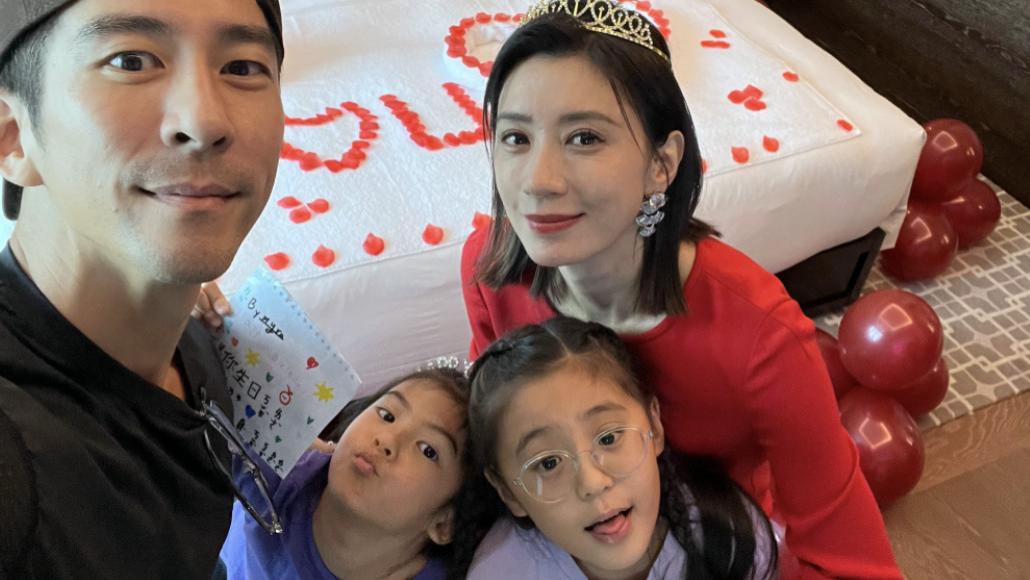 贾静雯分享49岁庆生照，获咘咘波妞探班，晒与亡父另类同框惹人泪目