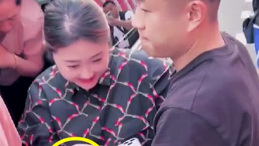 “刘能”儿子婚后首露面，腿受伤还贴心搀孕妻，和亲妈互动引争议