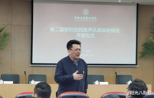 郁钧剑|真大方！郁钧剑回乡见人就发钱，登22次春晚，与医生妻子相敬如宾