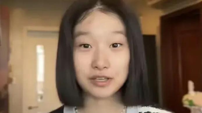 文章女儿素颜出镜，身材高挑但方脸塌鼻不如妈，意外曝光千万豪宅