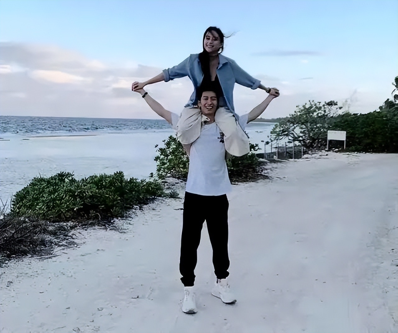 夫妻本是同林鸟!这一次赌王千金何超莲,也救不了婚变的丈夫窦骁