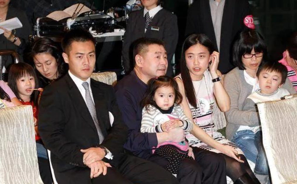 刘銮雄全家福！搂着小女儿好似祖孙俩，甘比扮嫩和刘秀桦一样清纯