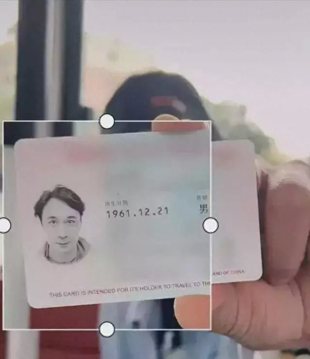 吴镇宇乘公交被指责不该坐老人座,无奈掏出身份证,引发很多感慨