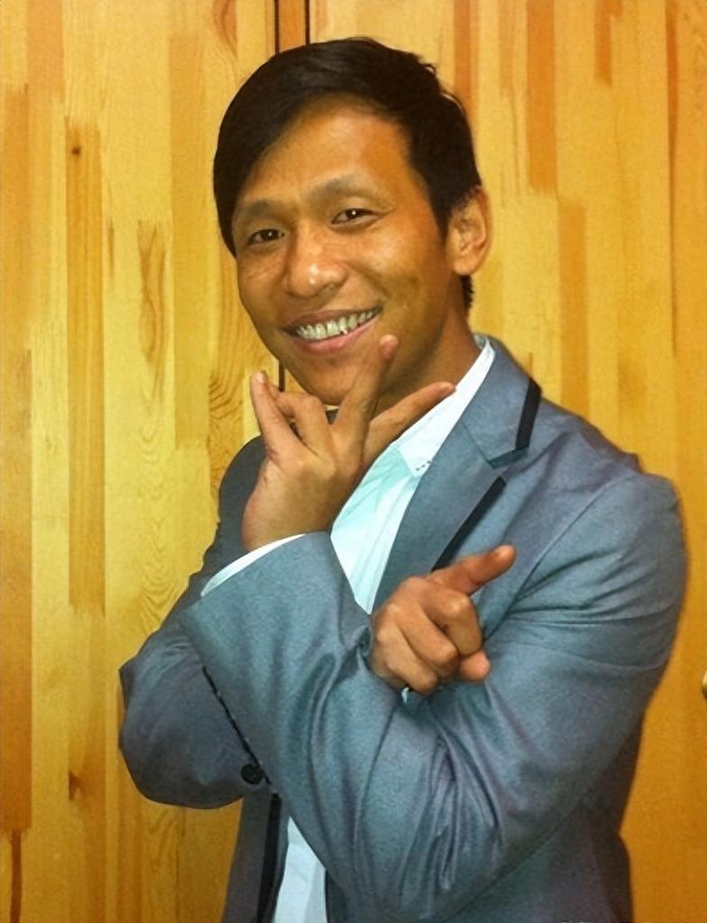 宋小宝：成名后抛弃糟糠之妻，迎娶年轻女粉丝，他现在怎么样了？