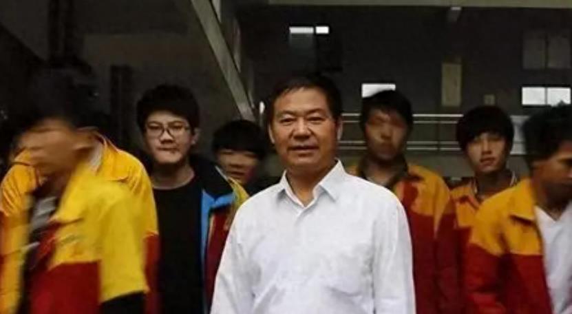 把三个女儿弄去坐牢后,蓝翔校长再送原配入狱,这次被“反杀”了!