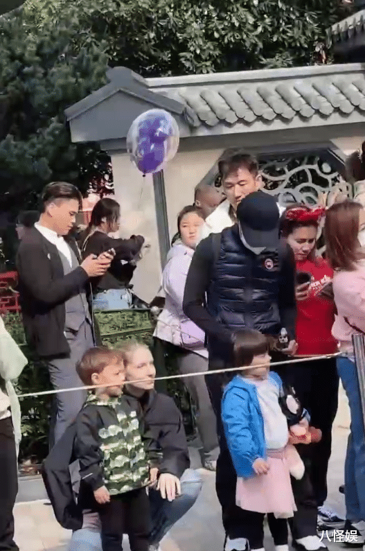 撒贝宁一家游迪士尼,花2万买贵宾位看表演,女儿混血感减弱像爸