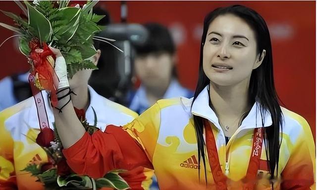 郭晶晶|三张合照，把香港名媛们对郭晶晶的“傲慢”，体现得淋漓尽致