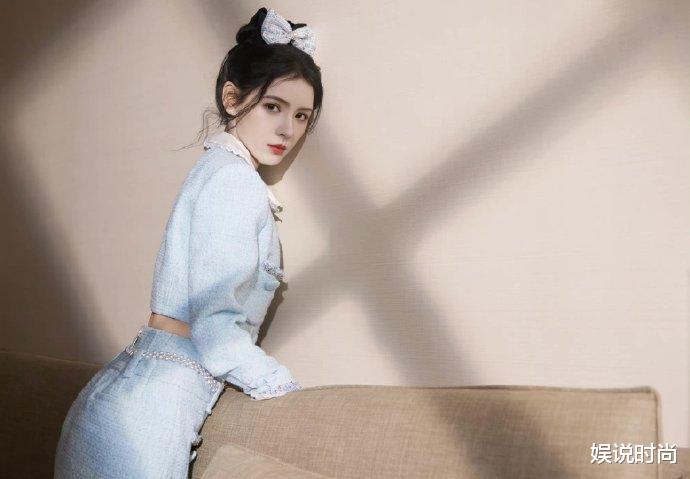 周洁琼|张予曦元宵晚会大小姐穿搭风格不要太美了！淡蓝色小香风精致优雅