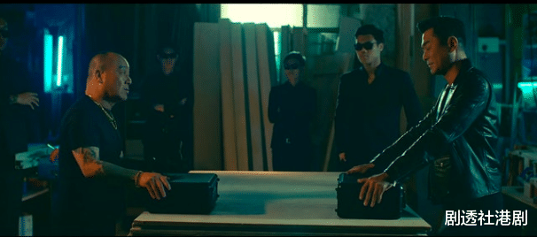 香港知名男星商演晒巨肚,像怀孕4到5个月,健康状况惹人担忧