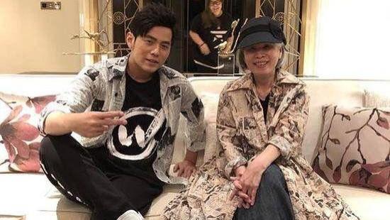 穿衣搭配|周杰伦妈妈才是洋气奶奶：穿衣新潮，白发不染，不扮嫩气质高级