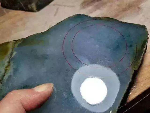 玉雕|买的翡翠原石，形状像个菜疙瘩，分享切开过程