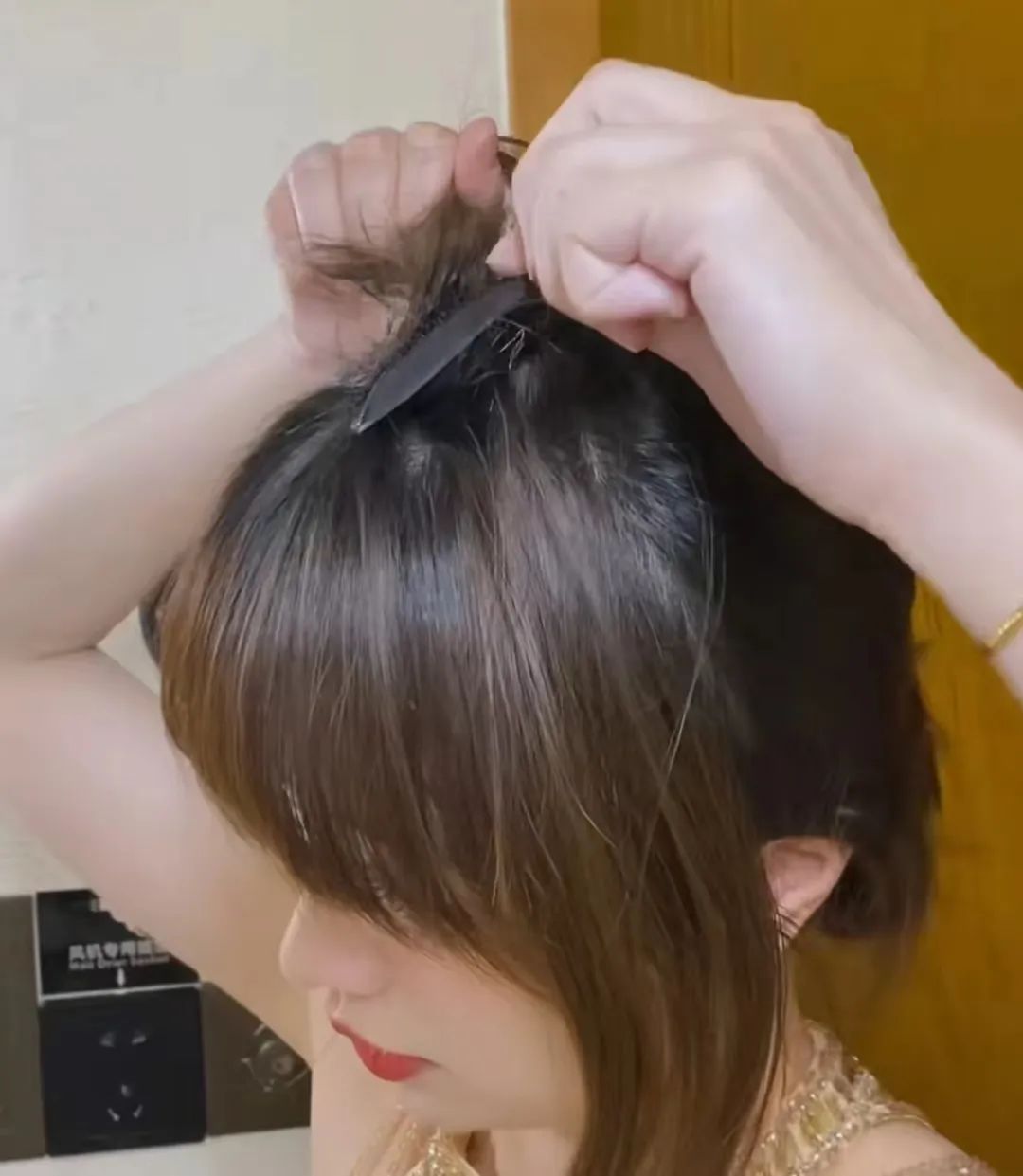 主持人 原来主持人也喜欢“造假”，从睫毛，到屁股，甚至发型都是假的