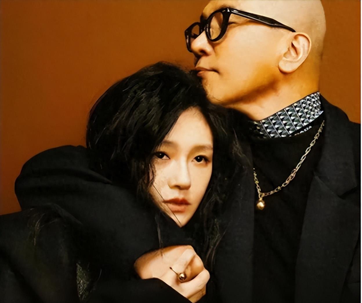 大S真的没钱了？终于走出家门，臃肿显老被嘲！小S事业跌落谷底