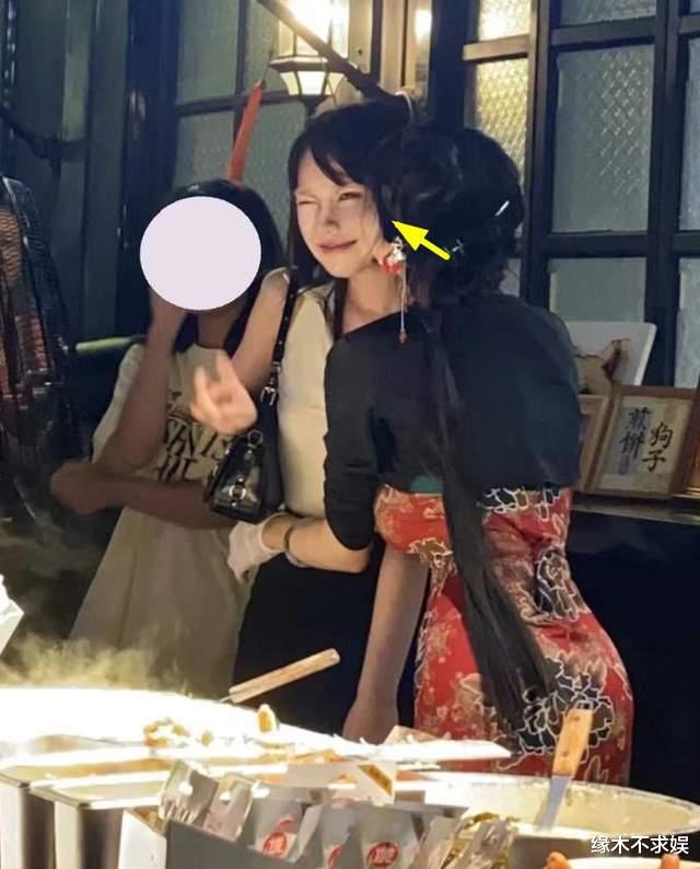 煎饼|狗头萝莉塌房再添“实锤”！对粉丝又搂又亲，外网重操旧业赚翻了