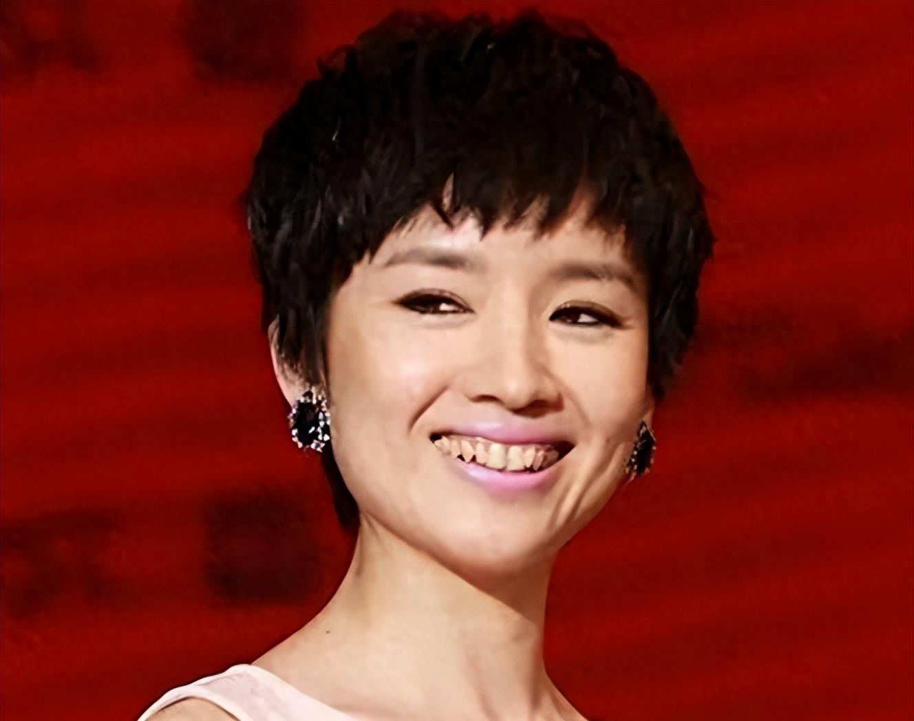 真人干瘦枯黄，荧屏上惊艳全场，这7位女星上镜前后反差巨大，来对比一下