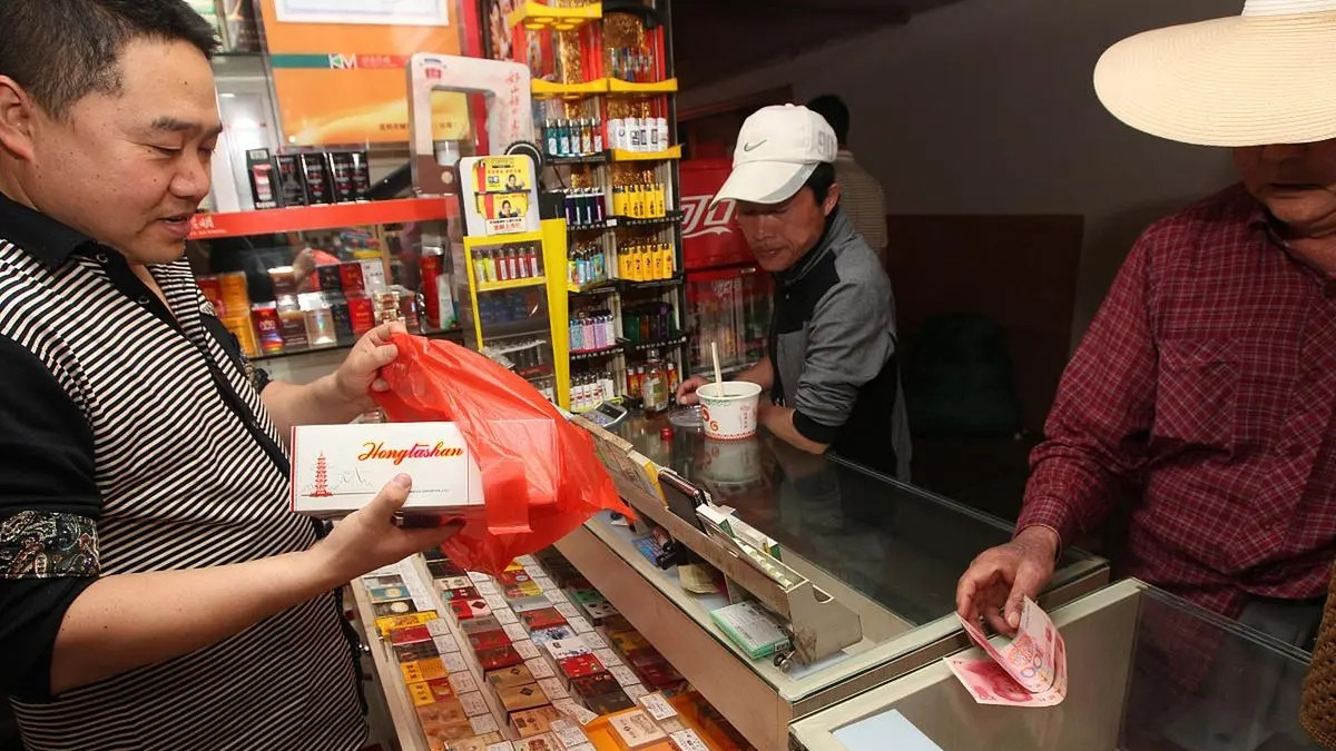 老板喊实习生买烟，一连大半个月不给钱，小伙用一招老板立马付钱
