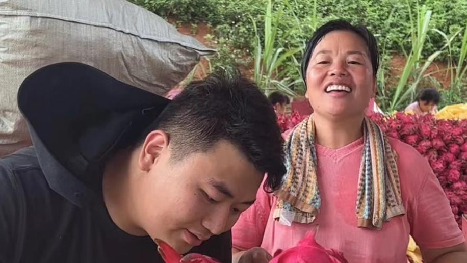 丰收年！全红婵48岁父亲招聘数十人，母亲卖力直播，哥哥：根本没赚太多钱