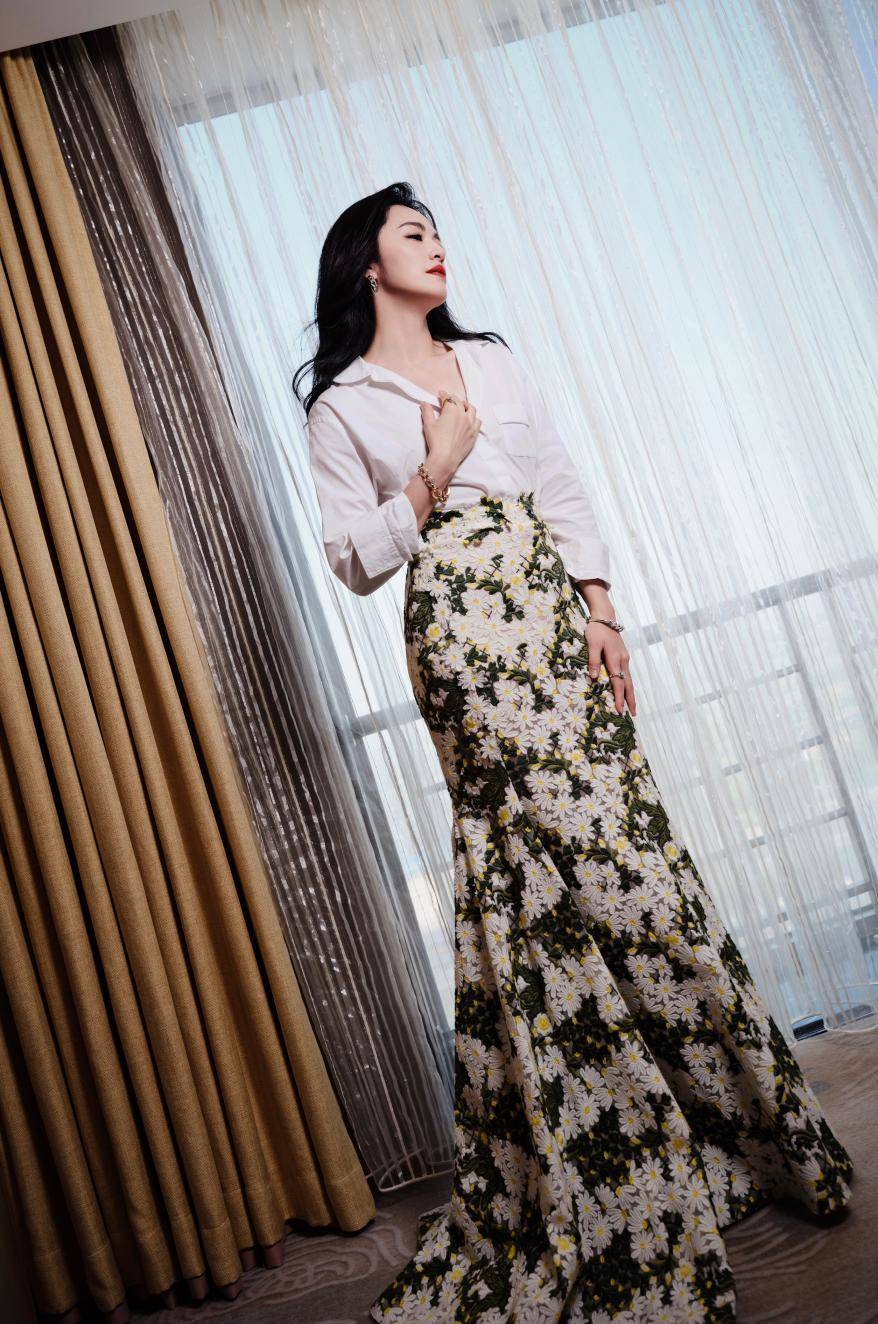 姚晨今日出席电影盛典碎花长裙春日气息满满 - 历史资讯(主打网)