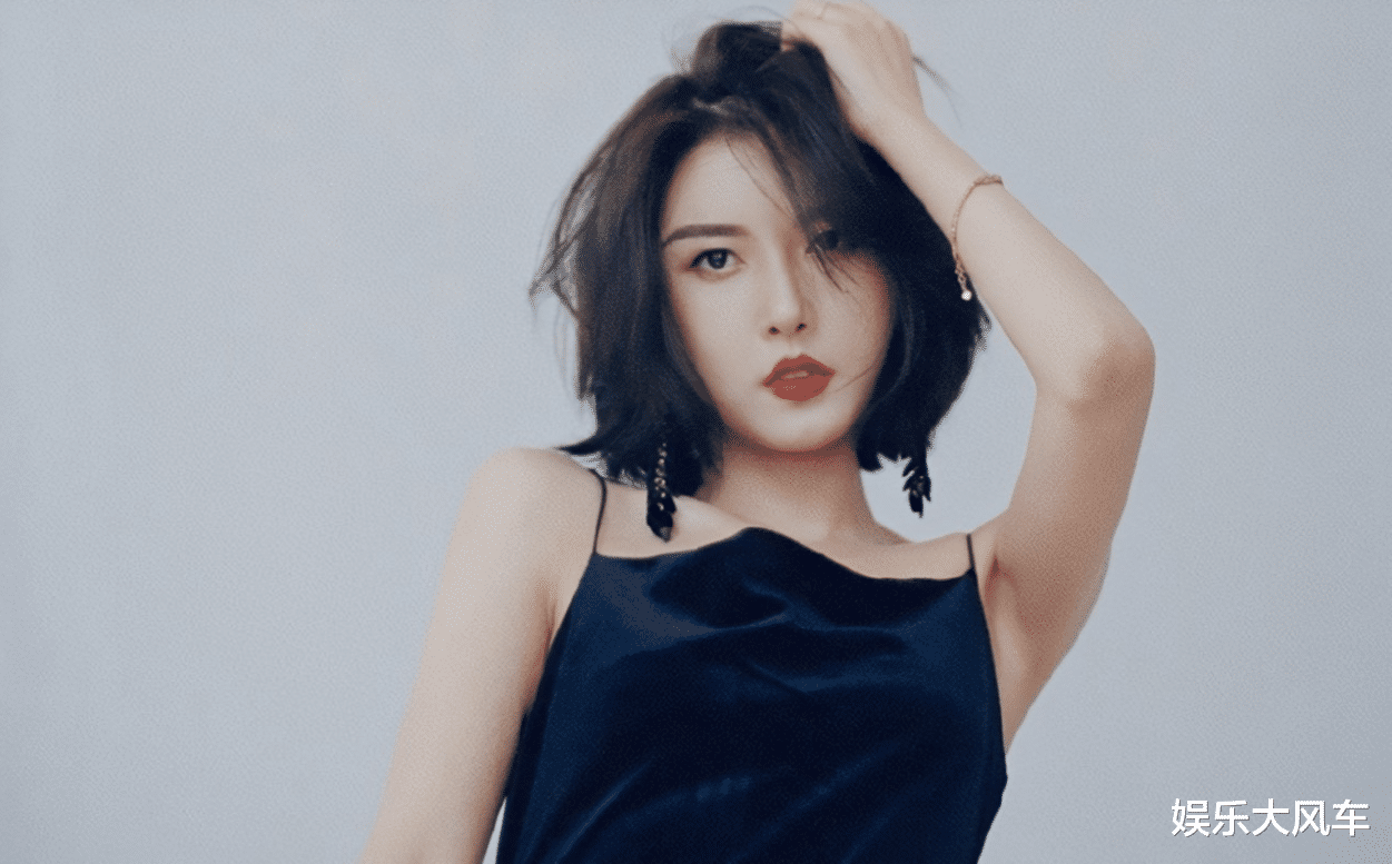 美甲 网红聂小雨做美甲穿高开叉，衣着惨遭曝光，网友直呼：太辣眼睛  ?