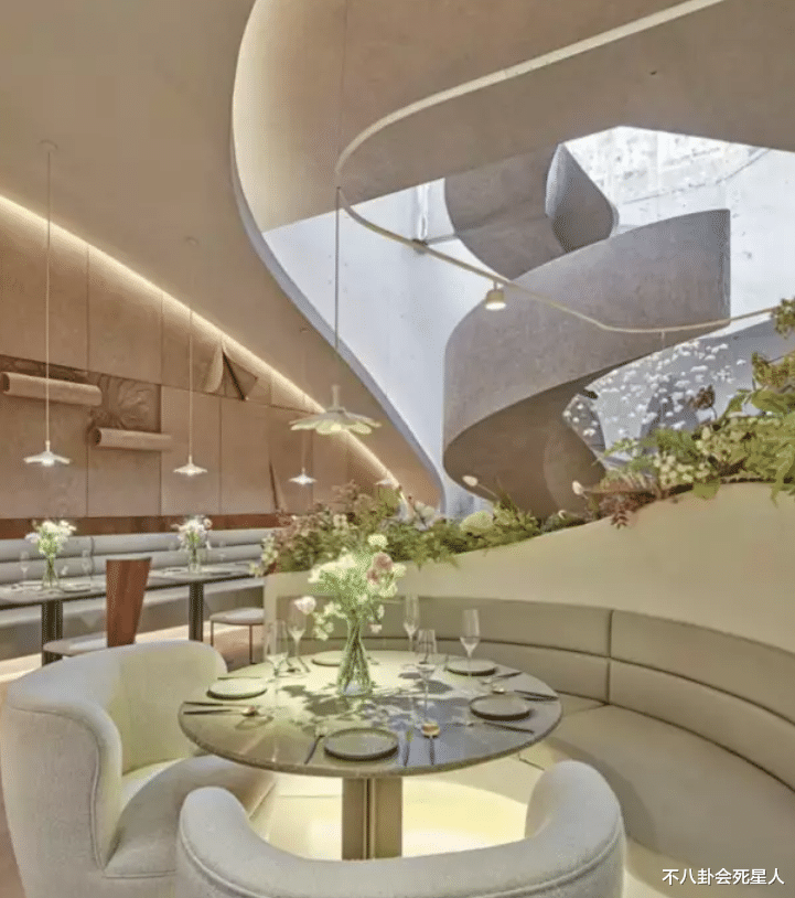 杨颖带儿子吃豪餐，事业停摆的她，被曝坐拥27亿身家不用愁