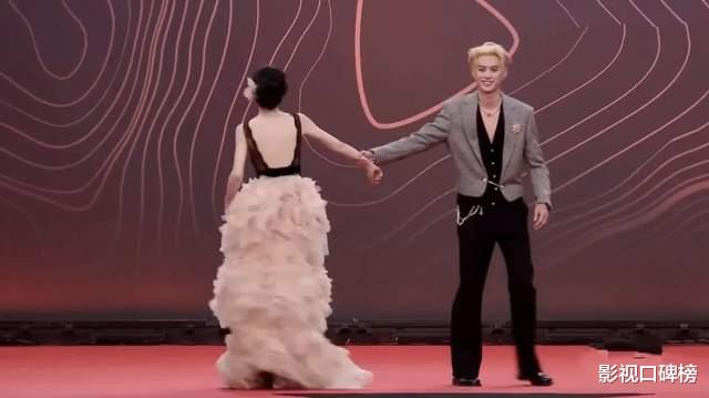 王鹤棣田曦薇红毯互动超甜，《大奉》有望成爆款，棣欣引力破大防