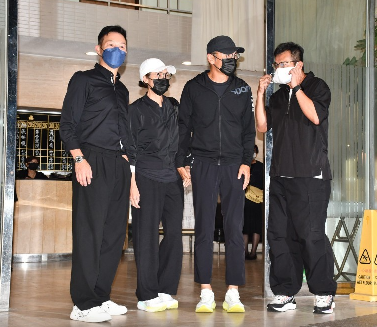 众星送别刘德华父亲，叶德娴神色凝重，吴君如苗侨伟行色匆匆