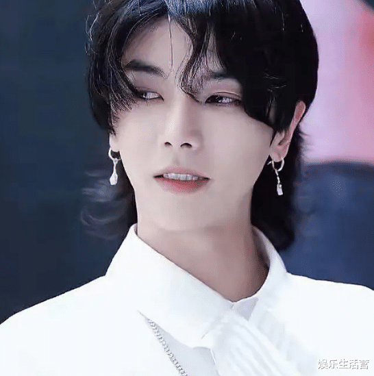 |华晨宇跨行转职？加入职业电竞取名花傲天，网友：3年前落地成盒