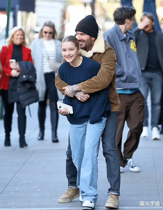 贝克汉姆当街熊抱12岁女儿,父女感情真好,小七瘦身后越发漂亮了