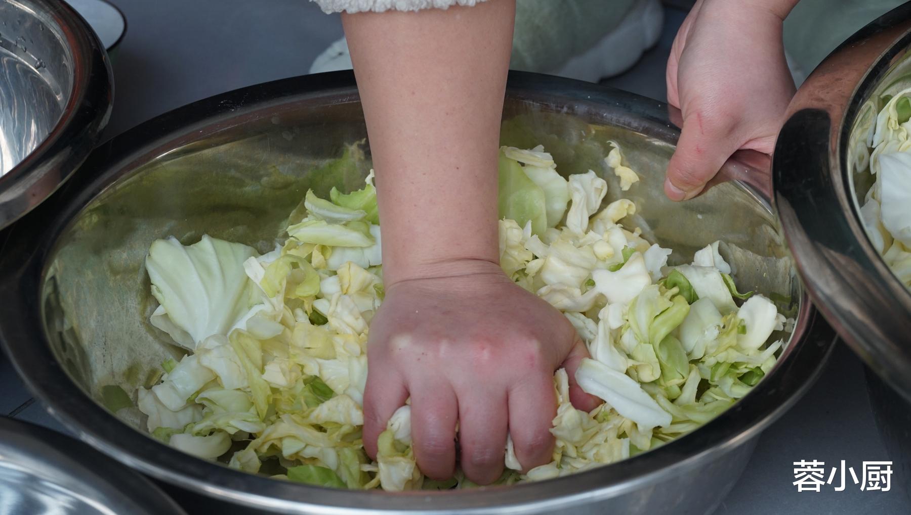 包菜|冬季这菜使劲吃，买20斤晒干，炖肉超香