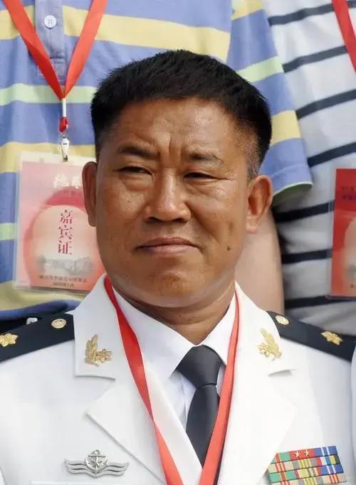 想不到8月还没结束,国家一级演员杜旭东,就给内娱演员敲了警钟