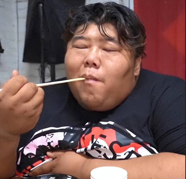 河北小伙从300多斤吃胖到560斤,家里常备三台呼吸机,月入几十万