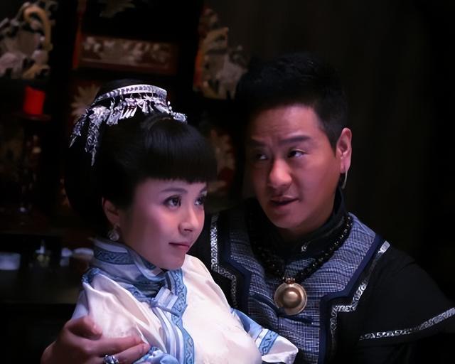 成名后抛弃妻女，为娶小8岁娇妻净身出户，如今前妻走红他变路人